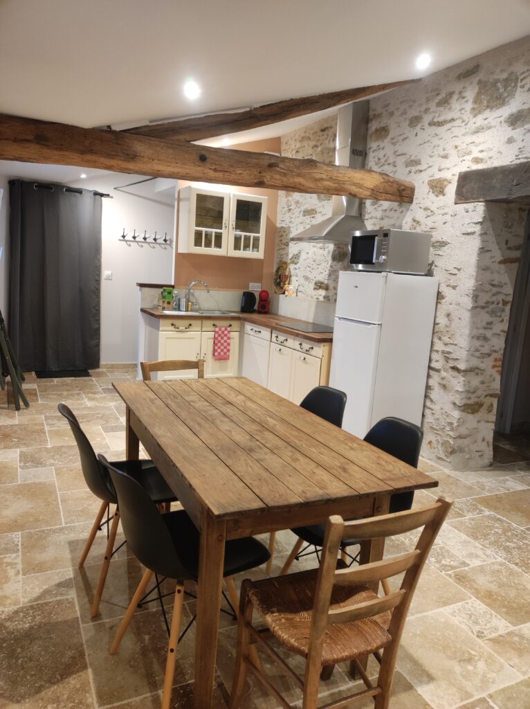 hébergement l'écurie accueille 4 à 6 personnes